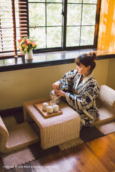 在车里两个男人舔我