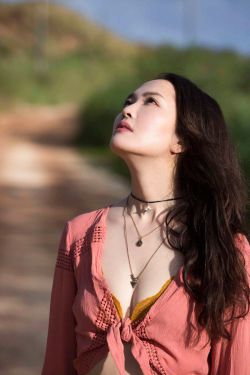 宝贝！趴在墙上张开腿H